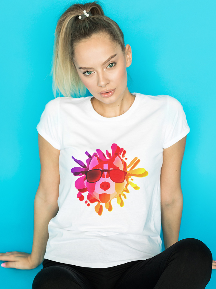 Damski t-shirt Psioszulka - koszulka z surrealistyczną kolorową grafiką pies w okularach