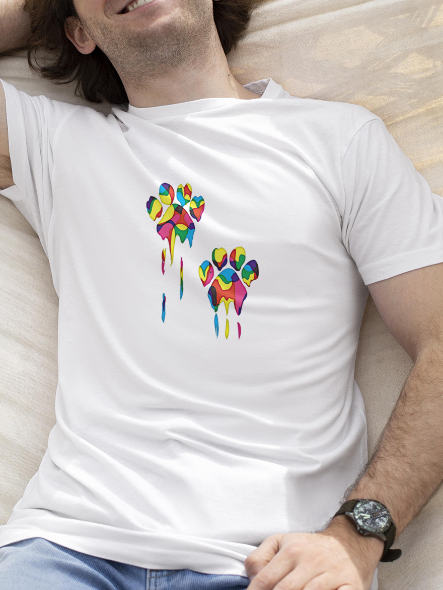 Męski t-shirt Psioszulka - z kolorowym wzorem psich łap - śmieszna koszulka